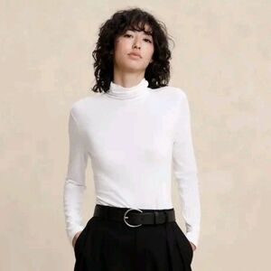 NWT Med Banana Republic Timeless White Long Sleeve Turtleneck - White